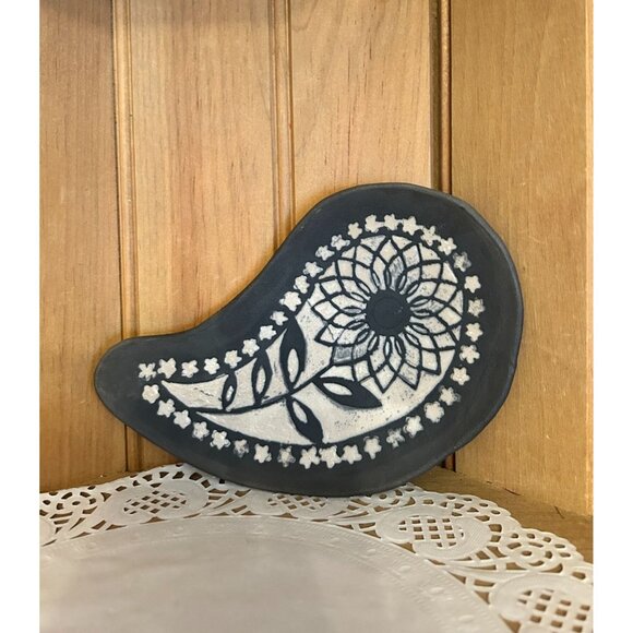Handcrafted Raku Ceramic Paisley Crescent Shaped Trinket Dish Plate Intricate Fl - Picture 1 of 4